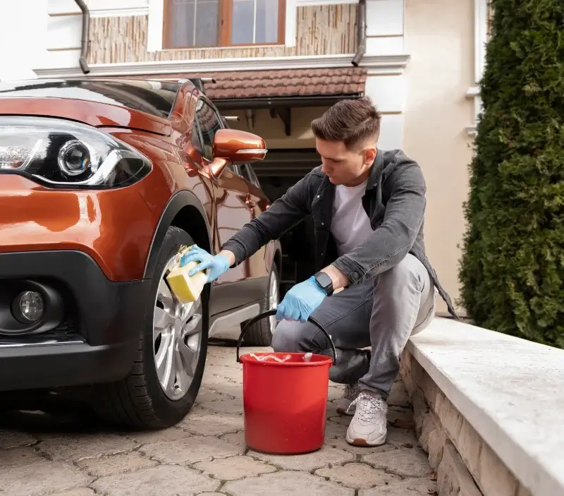 Lavage auto à domicile Lacelle : professionnel intervenant sur un véhicule
